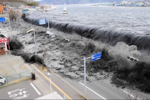 http://neitessari.files.wordpress.com/2011/03/tsunami-japao.jpg?w=640&h=429